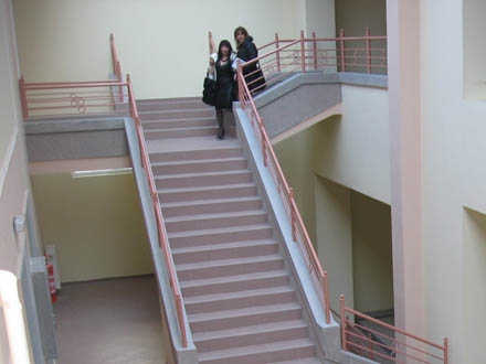 Stepenice koje u Gimnaziji vode do - zida